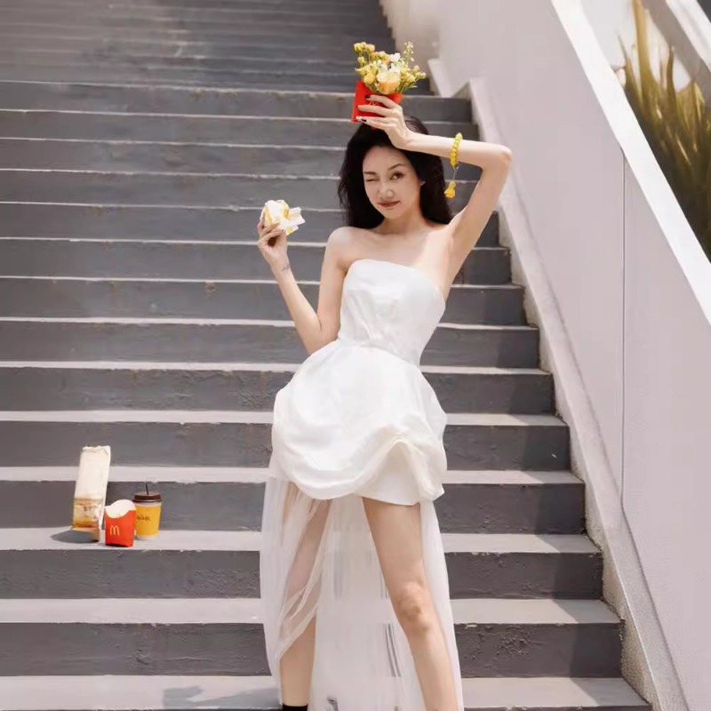 Photography Lighting Outdoor - Gaun Pagi Tanpa Tali Warna Putih